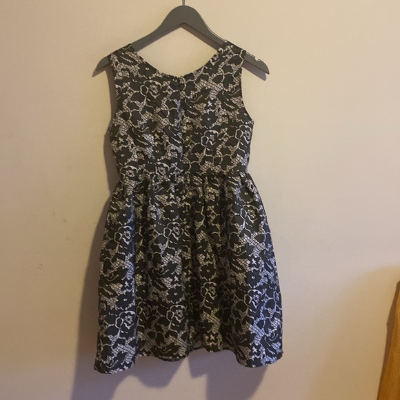 Nice and classy midi dress, with a crinoline under thé main dress, new with tag - Picture 4 of 5